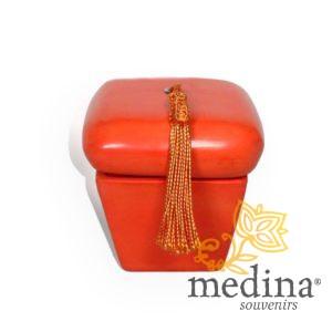 Boite hexaedre tadelakt orange et son pompon de soie