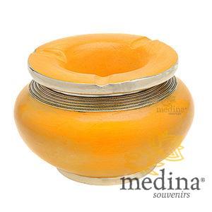 Cendrier marocain tadelakt design jaune, cendrier fait main incrusté et cerclé de métal poli inoxydable et metal brossé torsadé