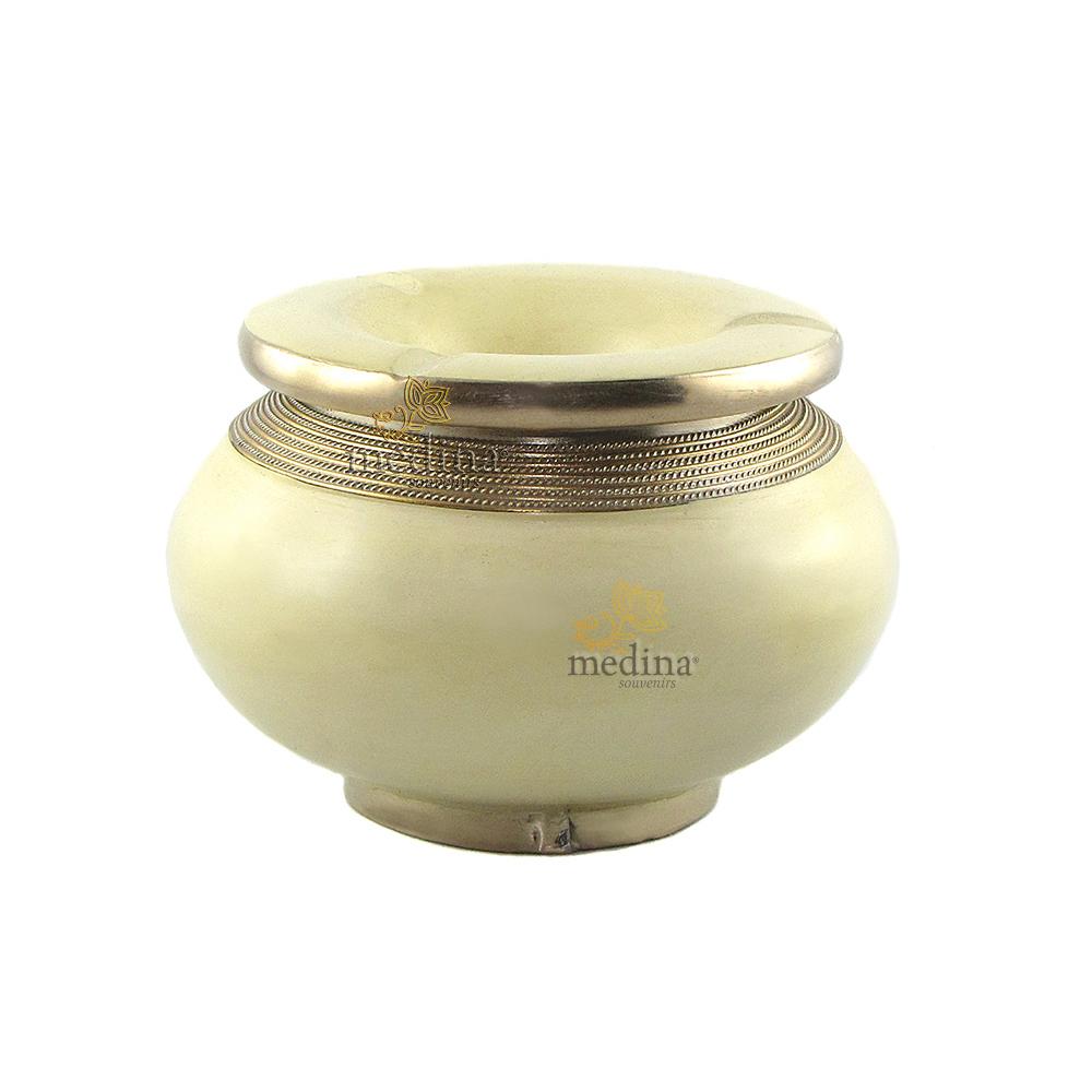 Cendrier marocain tadelakt design Ivoire, cendrier fait main incrusté et cerclé de métal poli inoxydable et metal brossé torsadé