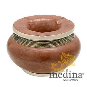Cendrier marocain tadelakt design caramel, cendrier fait main incrusté et cerclé de métal poli et metal brossé torsadé