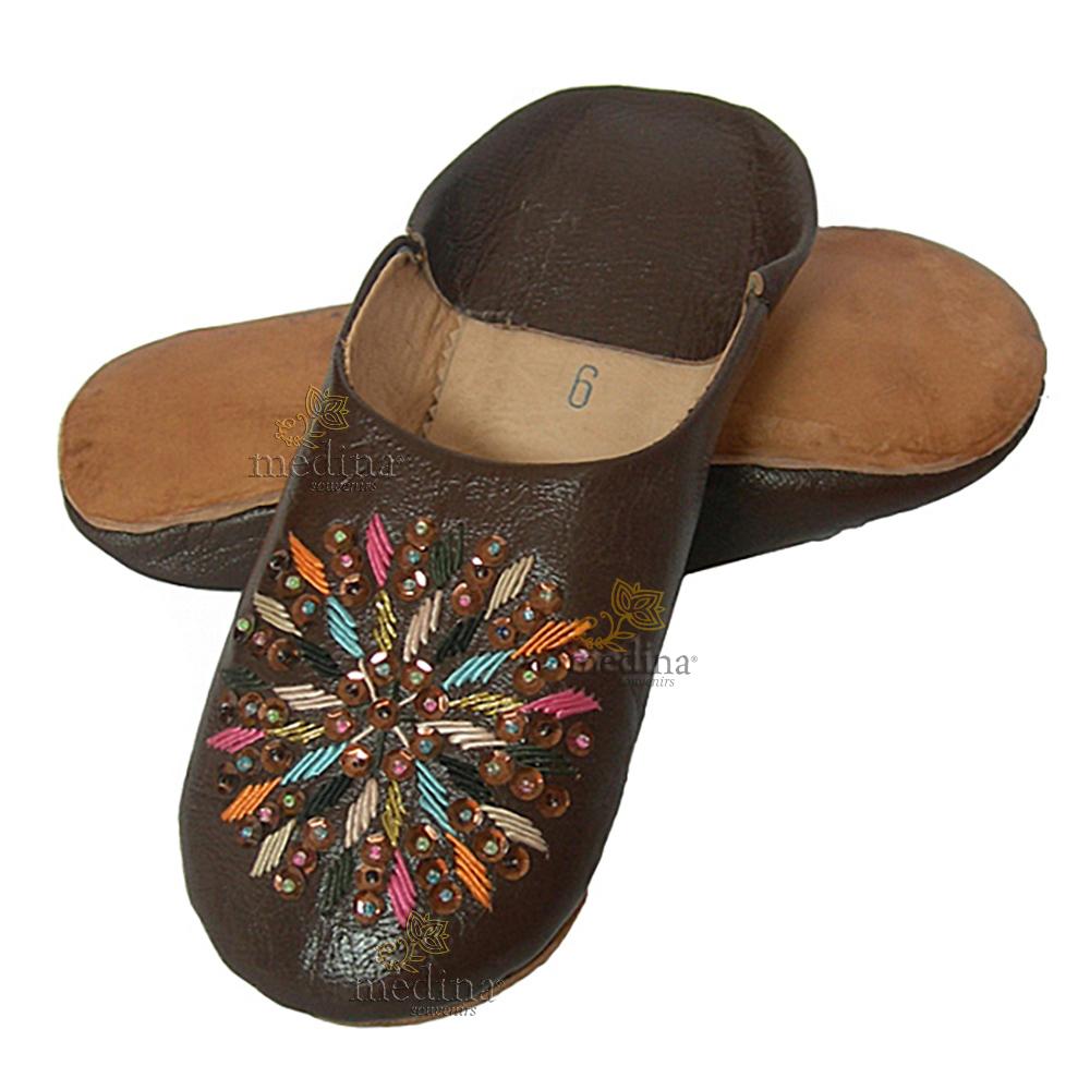 Babouches en cuir à pailletes et broderies de soie, babouche femme rafia marron, pantoules finement ornées de motifs en fil de s