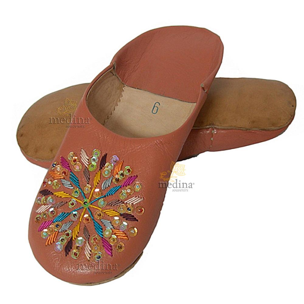 Babouches en cuir à pailletes et broderies de soie, babouche femme rafia ocre, pantoules finement ornées de motifs en fil de soi