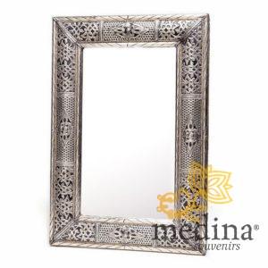 Grand miroir rectangulaire en metal décoré, miroir fait main