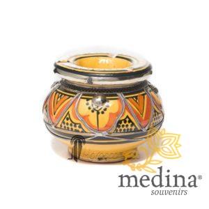 Cendrier marocain fait main jaune et orange, cerclé de métal poli et torsadé