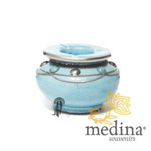 Cendrier marocain fait main turquoise, cerclé de métal poli et torsadé