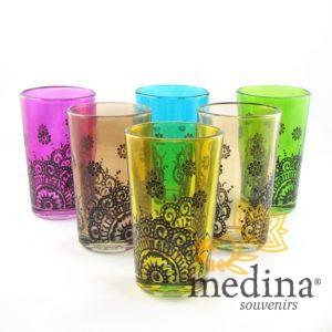 Verres a thé rouge et etuis de maillechort cerclé