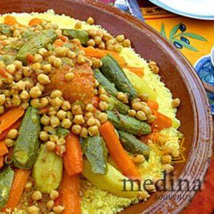 Tajines Marocains Cuits Au Feu De Bois Dans Une Marmite à Tajine Marocaine  Traditionnelle Sur Un Tajine De Boulettes De Viande à Feu Ouvert