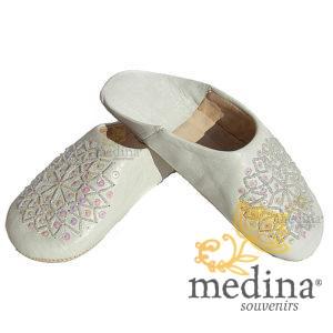 Babouche paillettes brodées, babouche Femme modele Galia blanche, babouches a bout rond cousues main, chaussons en cuir veritabl