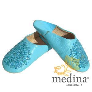 Babouche paillettes brodées, babouche Femme modele Galia bleu ciel, babouches a bout rond cousues main, chaussons en cuir verit
