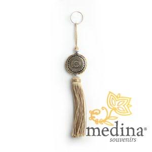 Porte cles Shems, porte cle en métal gravé et pompon en soie Ivoire