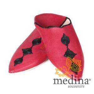 Babouche Mouna rouge babouche luxe de Fez à bout pointu en cuir veritable et broderies de soie chaussons fait main