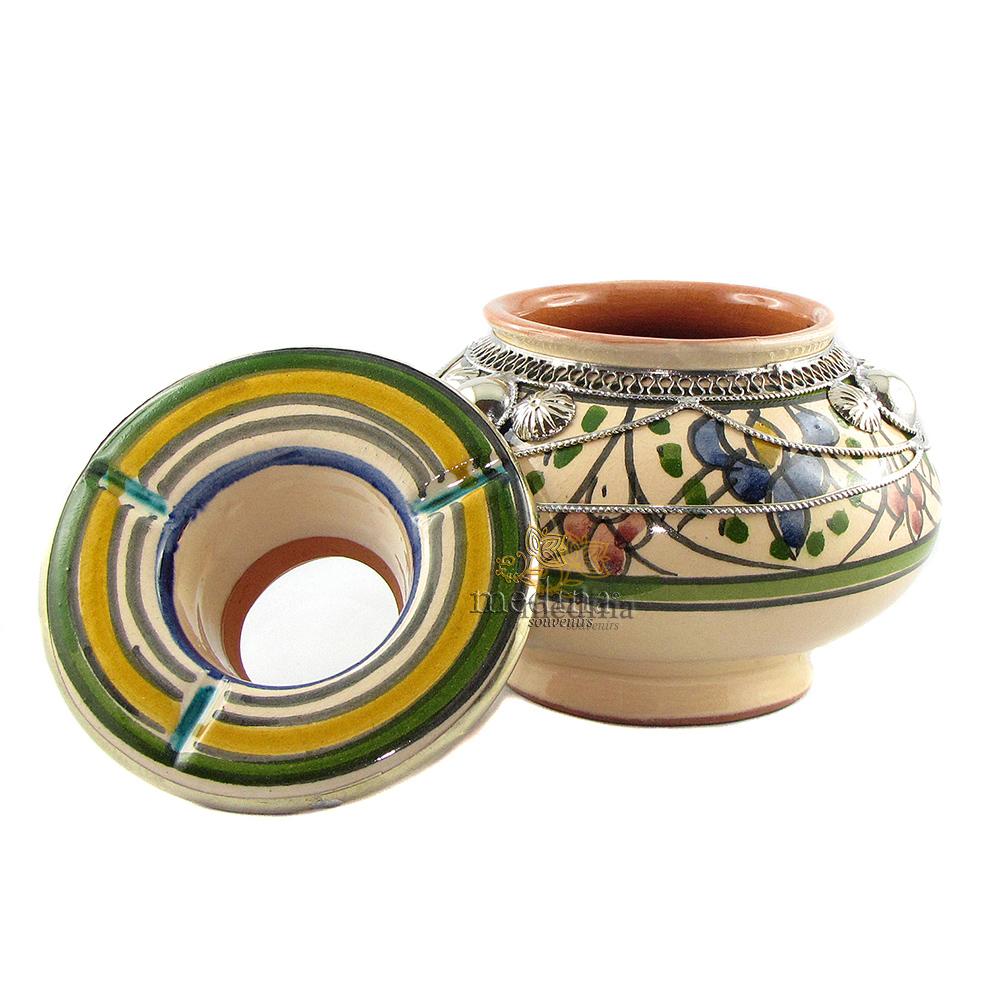 Cendrier marocain fait main multicolore, incrusté et cerclé de métal poli et torsadé