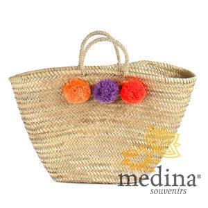 Panier marocain design avec poignées en corde tressée et pompons orange, violet et rouge