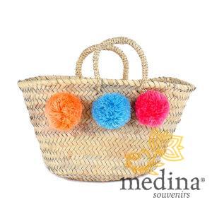 Panier marocain design avec poignées en corde tressée et pompons orange, bleu et rose