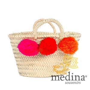 Panier marocain design avec poignées en corde tressée et pompons fuchsia, rouge et orange