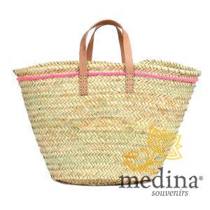 Panier marocain avec poignées plates en cuir naturel et liseret rose sur le flanc