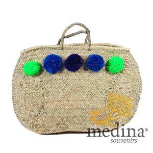 Panier marocain avec poignées fines en corde tressée et pompons vert, bleu et noir