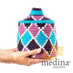 Boite vintage 20 cousue et tissée au fil de laine dans les tons violet, rose et turquoise