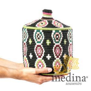 Boite vintage 36 cousue et tissée au fil de laine dans les tons noir avec formes multicolores