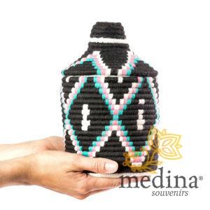 Boite vintage 37 cousue et tissée au fil de laine dans les tons noir, rose et turquoise