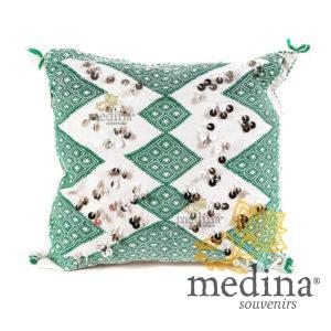 Coussin carré en kilim brodé vert blanc et joliment agrémenté de belles passementeries argentées