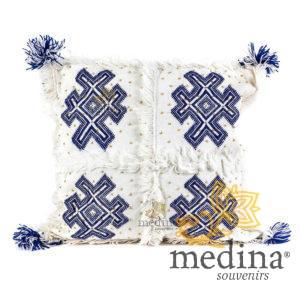 Coussin vintage berbere 100% laine vierge tissé main blanc motifs bleus avec ses pompoms de laine