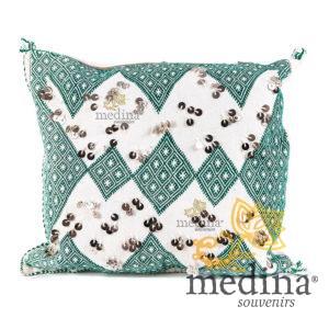 Coussin rectangulaire en kilim brodé vert blanc et joliment agrémenté de belles passementeries argentées