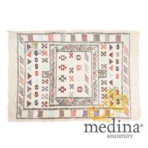 Tapis vintage fait main, tapis berbère aux motifs ethniques sur fond blanc