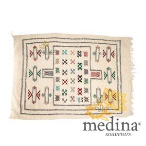 Tapis vintage fait main, tapis berbère aux motifs ethniques sur fond blanc